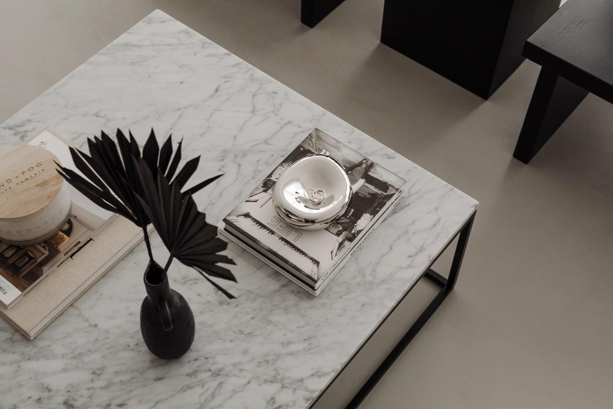 Pourquoi créer un site internet est indispensable pour votre entreprise en 2025 - table basse